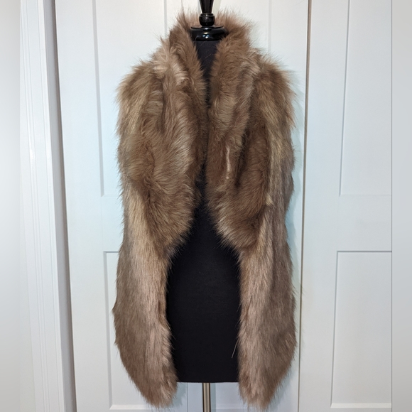 FAUX FUR VEST - Picture 1 of 7